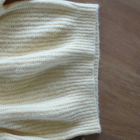 Knit sweater size small cream/off white color - Picture 4 of 6